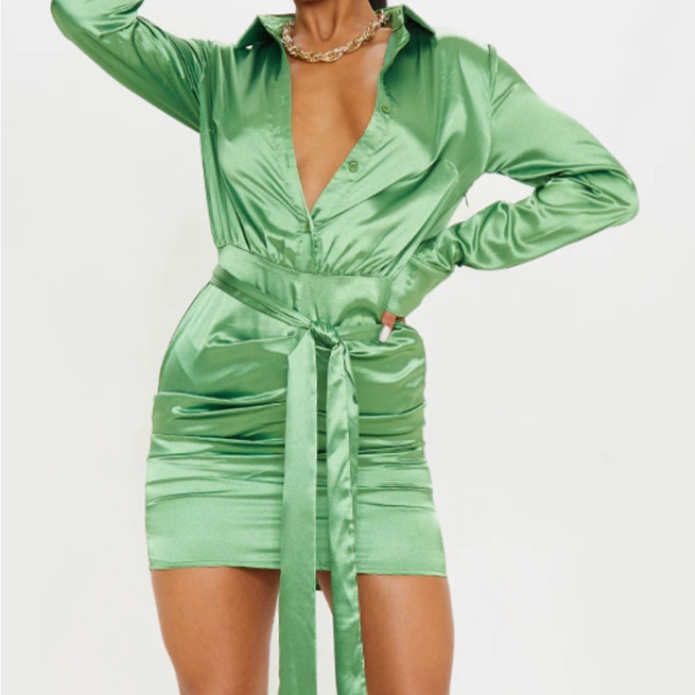 Green Satin Ruched Shirt Dress
Green- Size 4
PrettyLittleThing